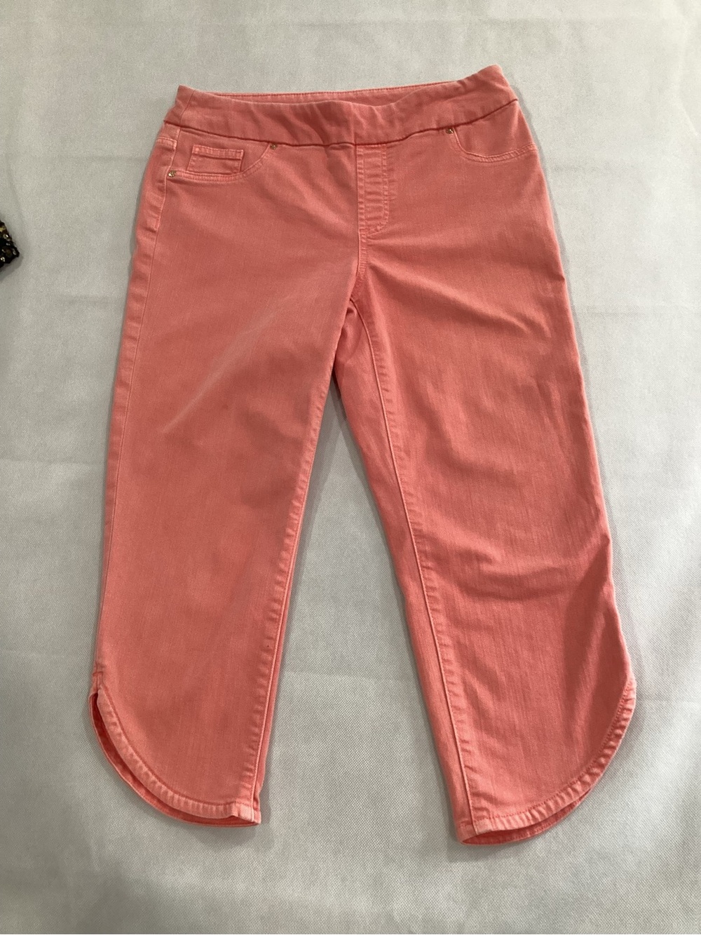 Chico's Coral Capris with Curved Hem size 4 9/20